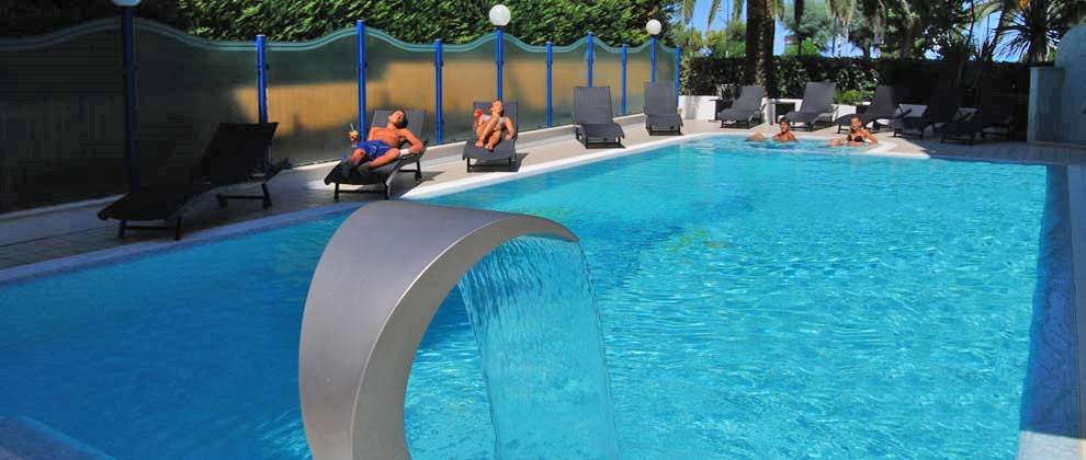piscina dell'hotel sporting ad alba adriatica
