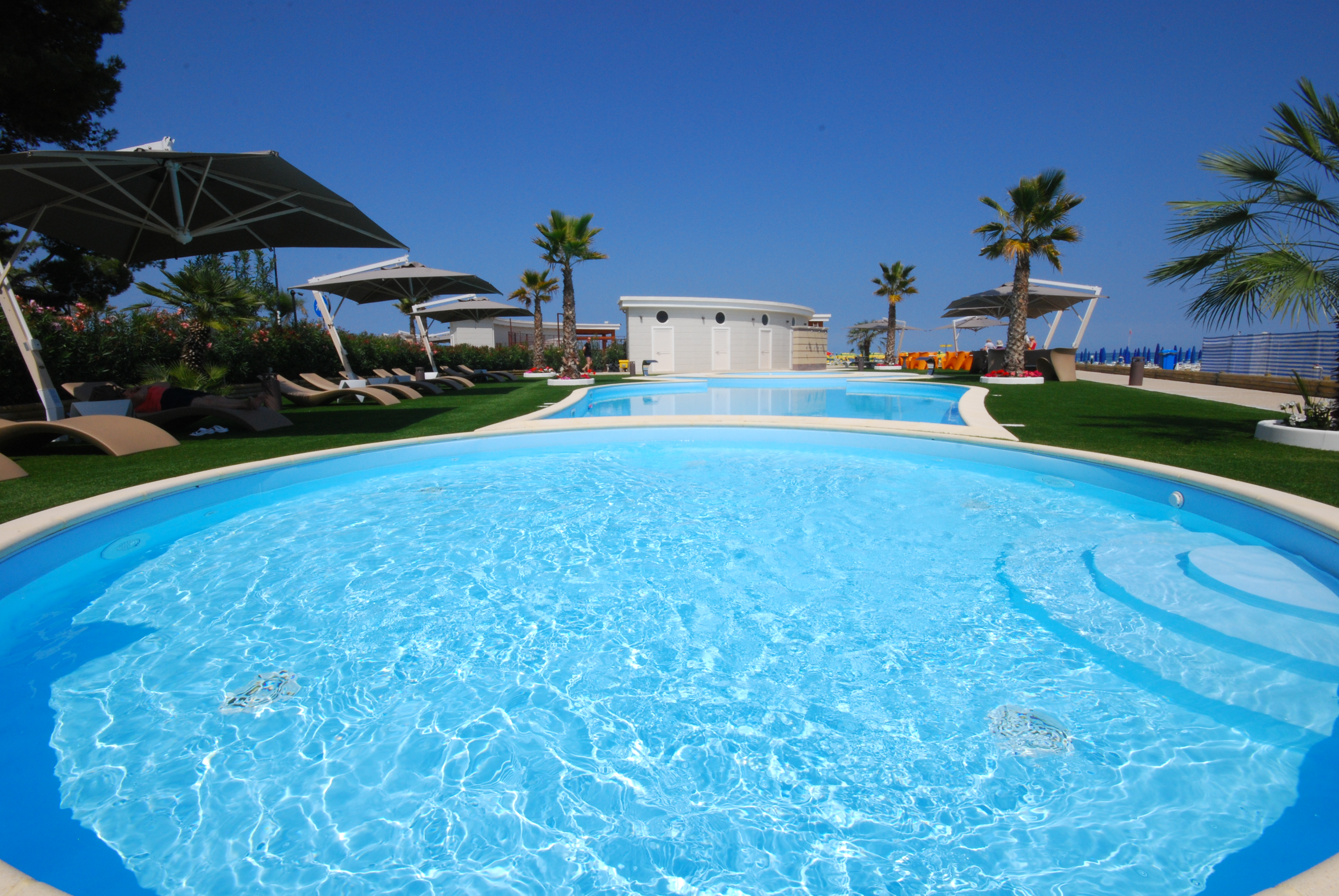 hotel con piscina in spiaggia ad alba adriatica