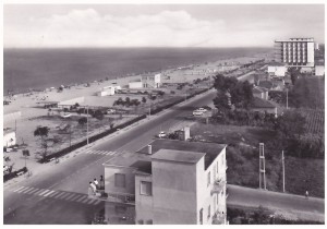 lungomare alba adriatica in bianco e nero