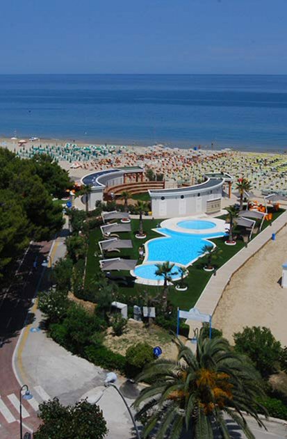 Piscine intérieure et piscine de plage